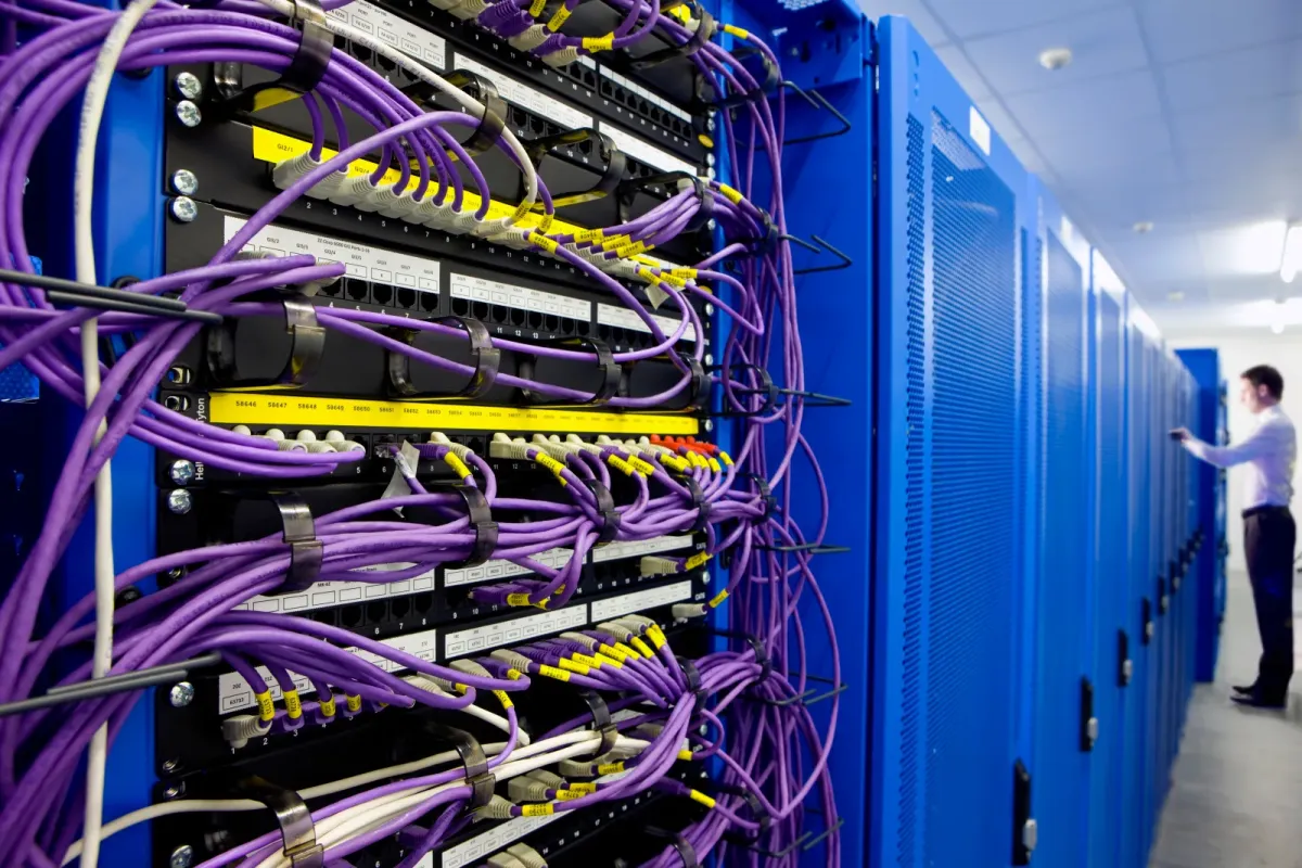 LAN-Kabel im Netzwerk-Switch — Netzwerk-Monitoring
