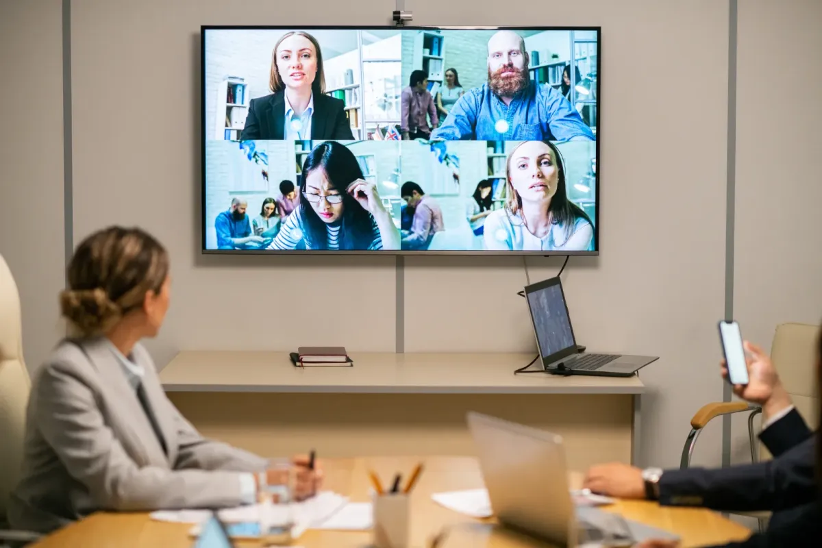 Videokonferenz auf Monitor, Laptop und Smartphone gleichzeitig