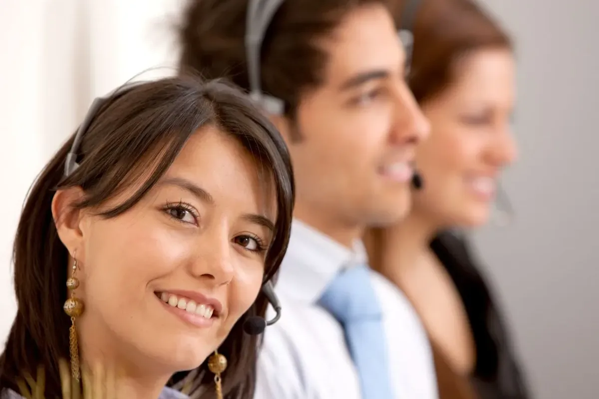 Kundensupport-Team arbeitet mit Odoo Helpdesk
