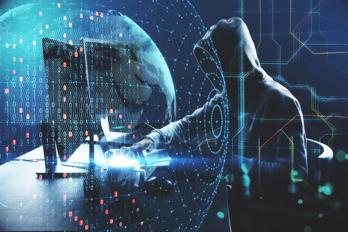 Hacker-Silhouette mit Code — Bedrohungserkennung durch Monitoring
