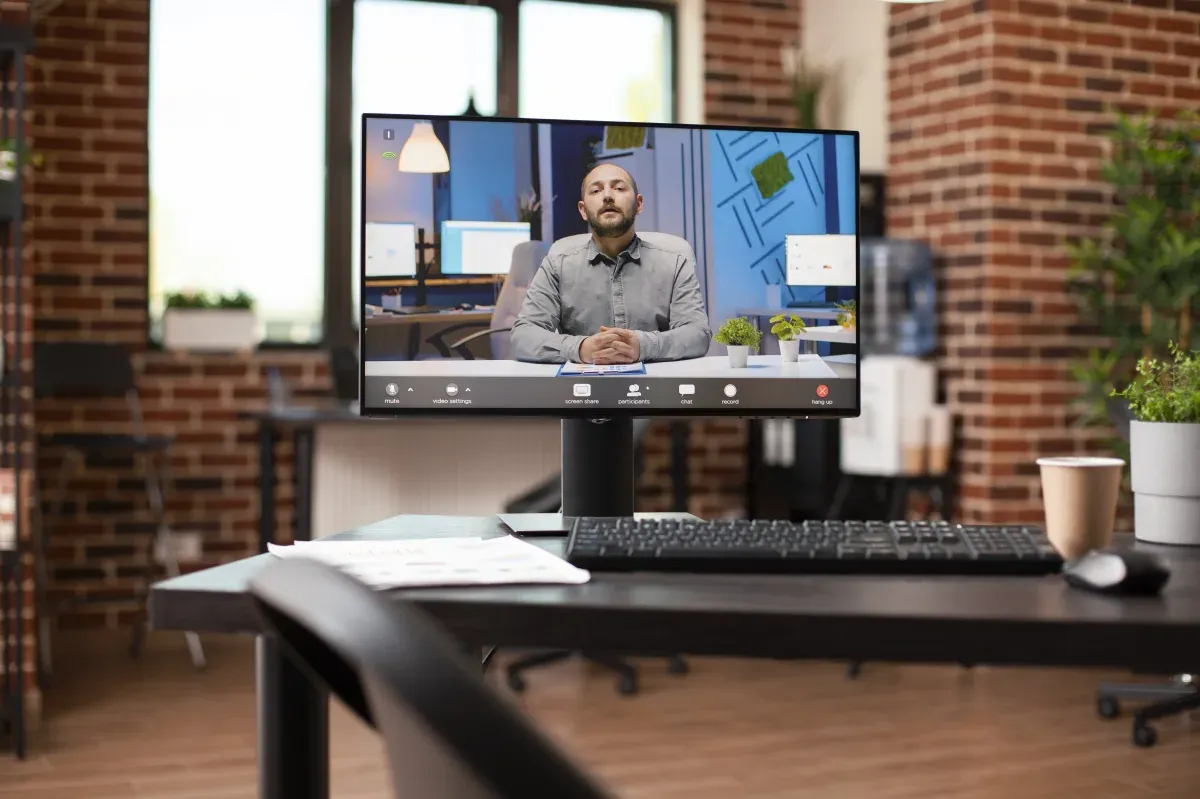 Mann im Homeoffice bei Videoanruf — moderne IP-Telefonie