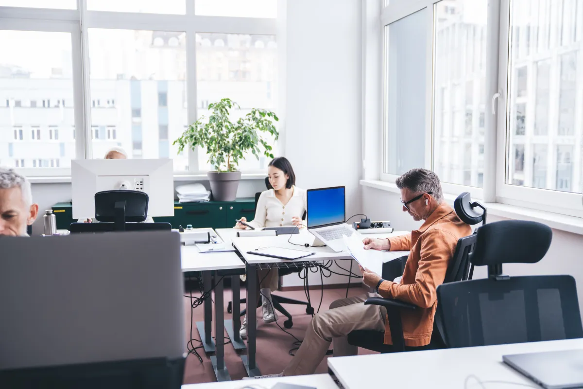 Mitarbeiter an modernen IT-Arbeitsplätzen — professionelle IT-Infrastruktur