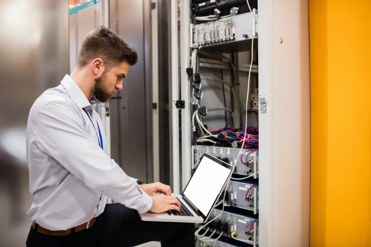 IT-Profi überwacht Backup-Jobs am Laptop