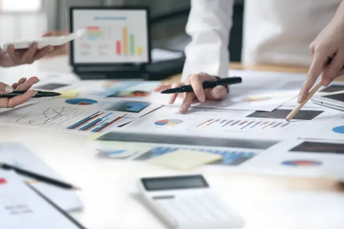 Team analysiert Finanzberichte in Odoo