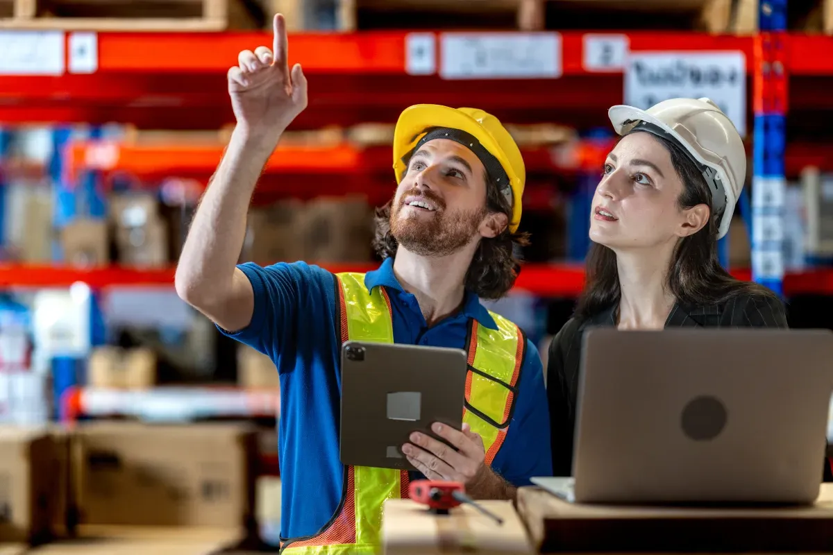 Logistik-Team prüft Lagerbestände mit Odoo