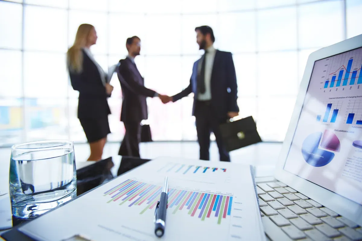 Strategiemeeting im Büro — ERP-Einführung planen