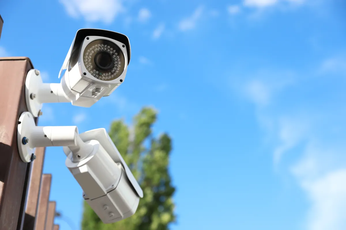 Überwachungskamerasystem an bewölktem Himmel