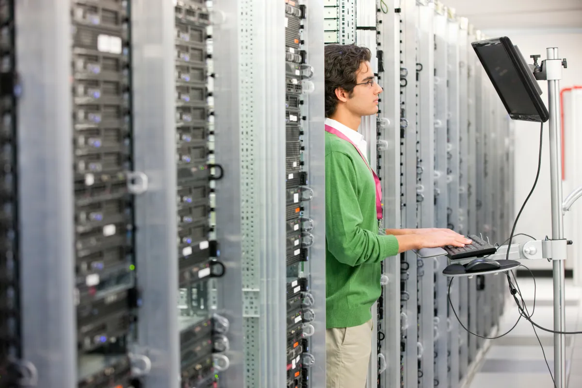 Netzwerktechniker arbeitet am Server im Rechenzentrum