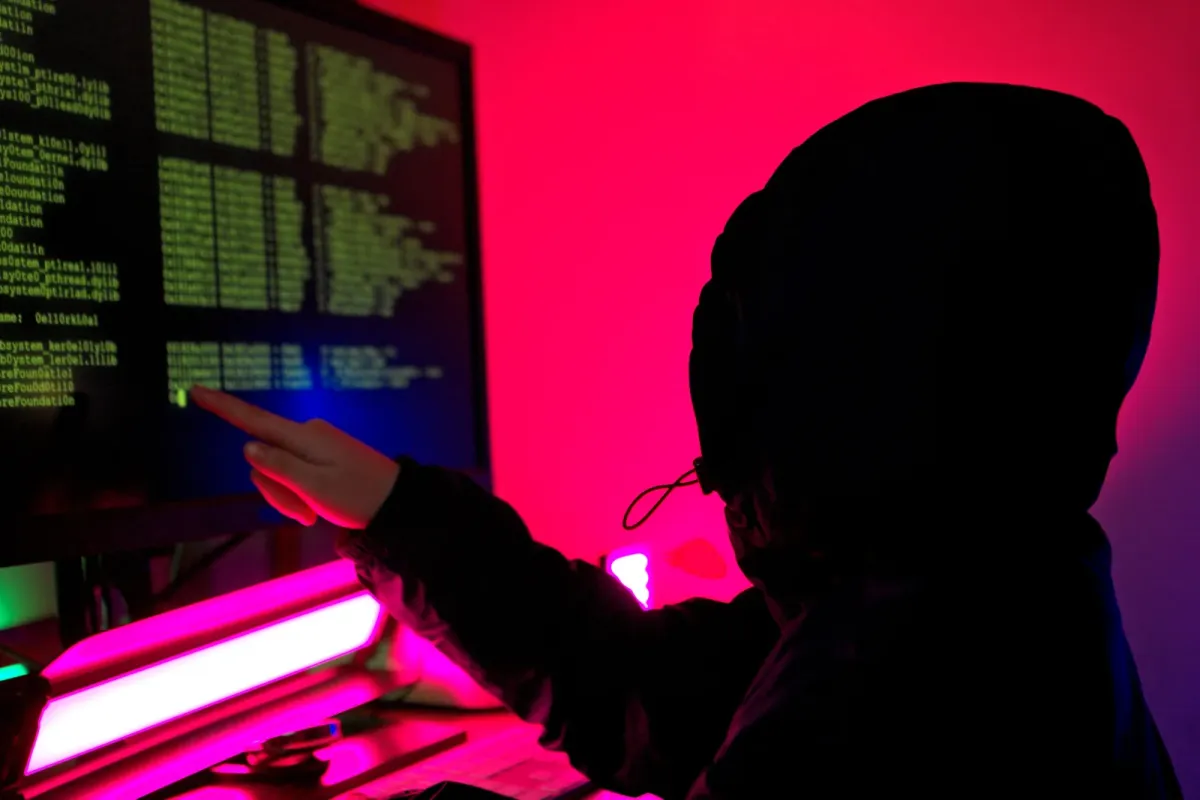 Silhouette deutet auf Terminalcode an Bildschirm — Schwachstellenanalyse