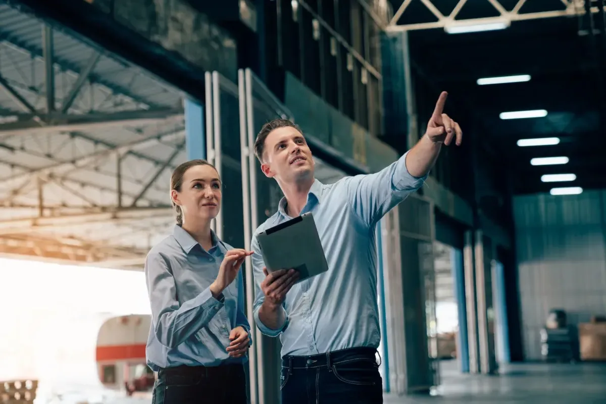 Warehouse Manager mit Tablet