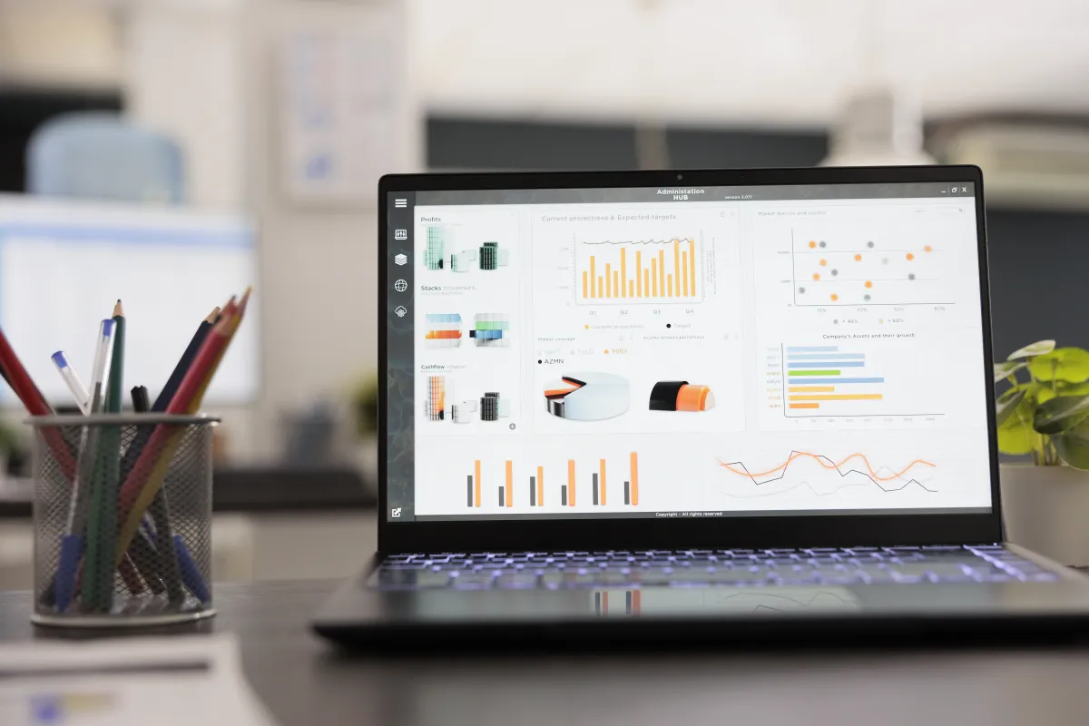 Dokumentenmanagement — Finanzdaten und DMS auf dem Laptop