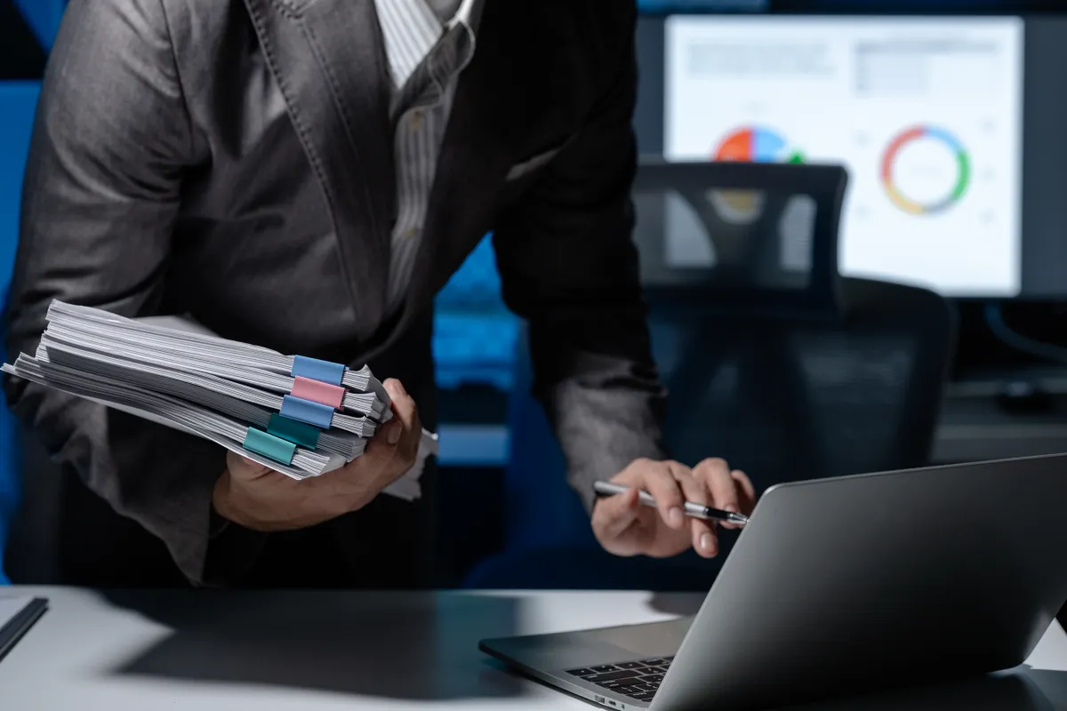Unternehmer arbeitet konzentriert in seinem Büro