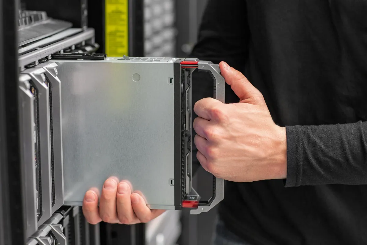 IT-Techniker installiert Blade-Server im Rack