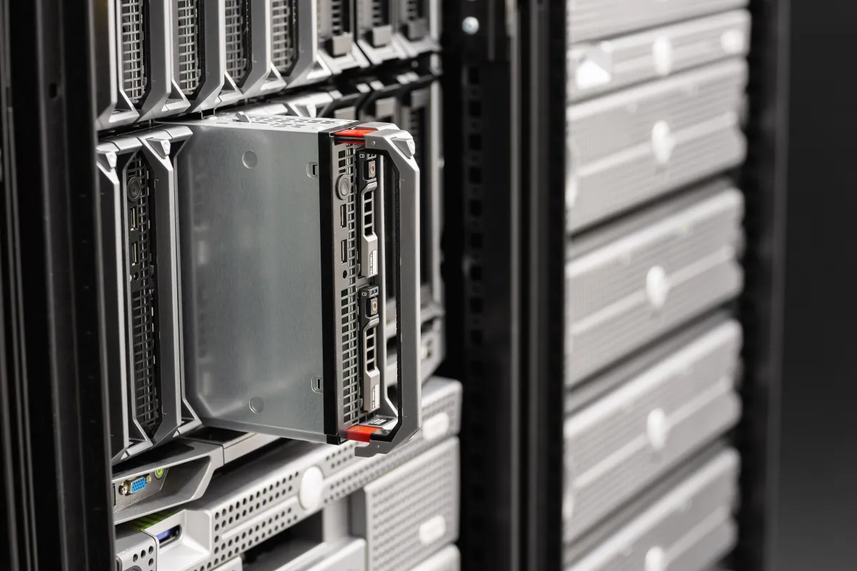 Server-Hardware im Rechenzentrum — professionelle IT-Infrastruktur