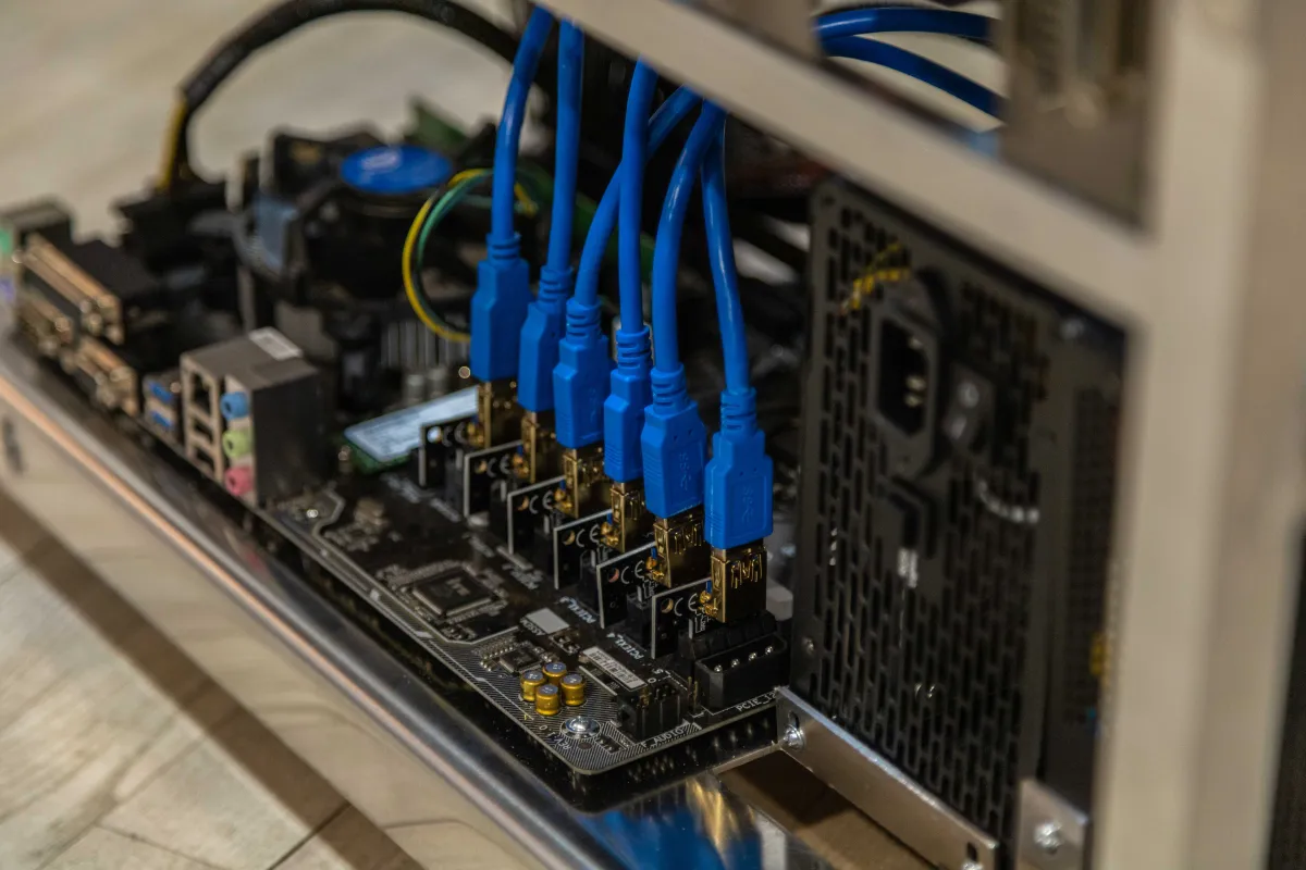 Computer-Mainboard mit Kabeln — Komponenten-Expertise
