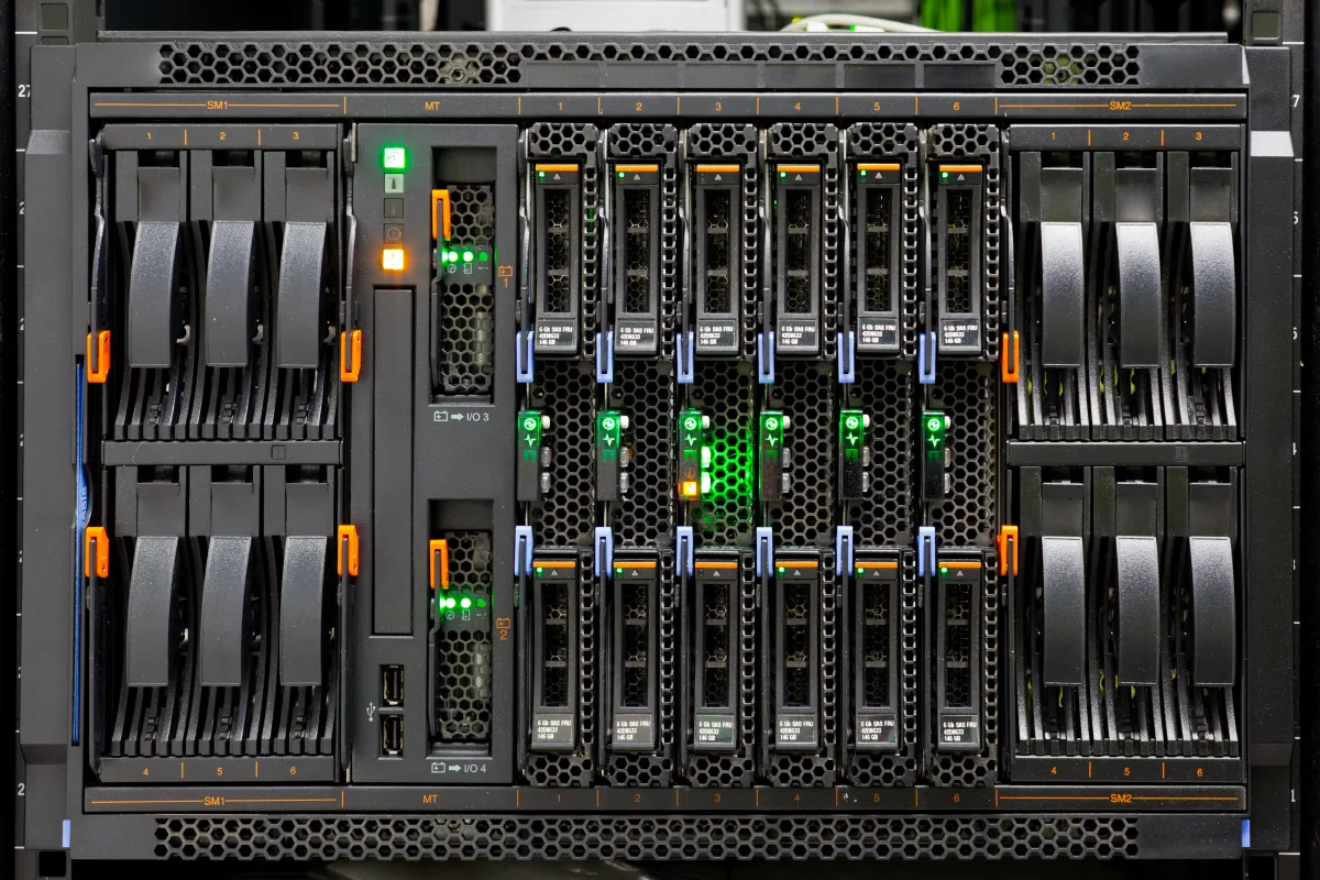 Server-Rack im Rechenzentrum — strukturierte IT-Infrastruktur