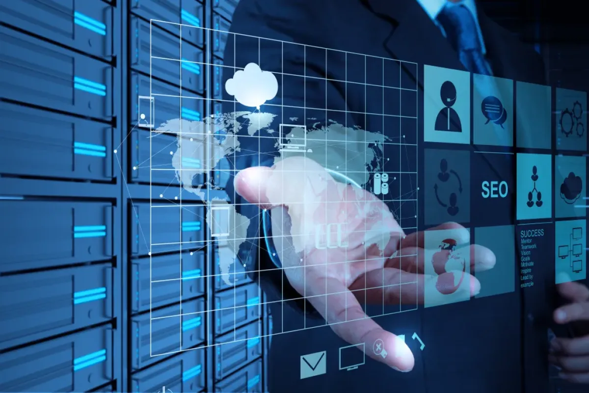Netzwerk-Ingenieur demonstriert Cloud-Technologie