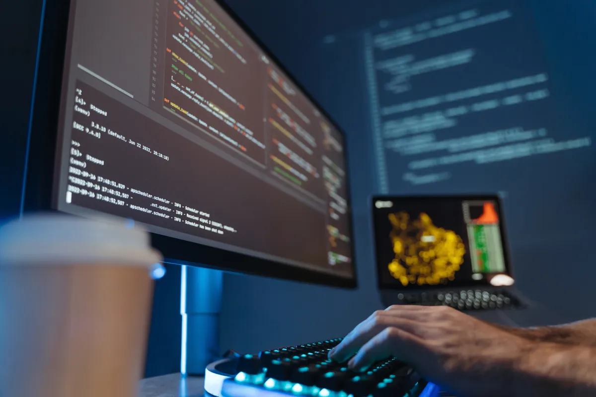 Entwickler programmiert mit beleuchteter Tastatur — Netzwerk-Konfiguration