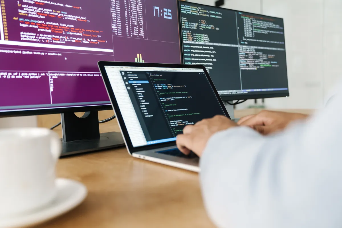 IT-Infrastruktur — Entwickler konfiguriert Netzwerk am Laptop