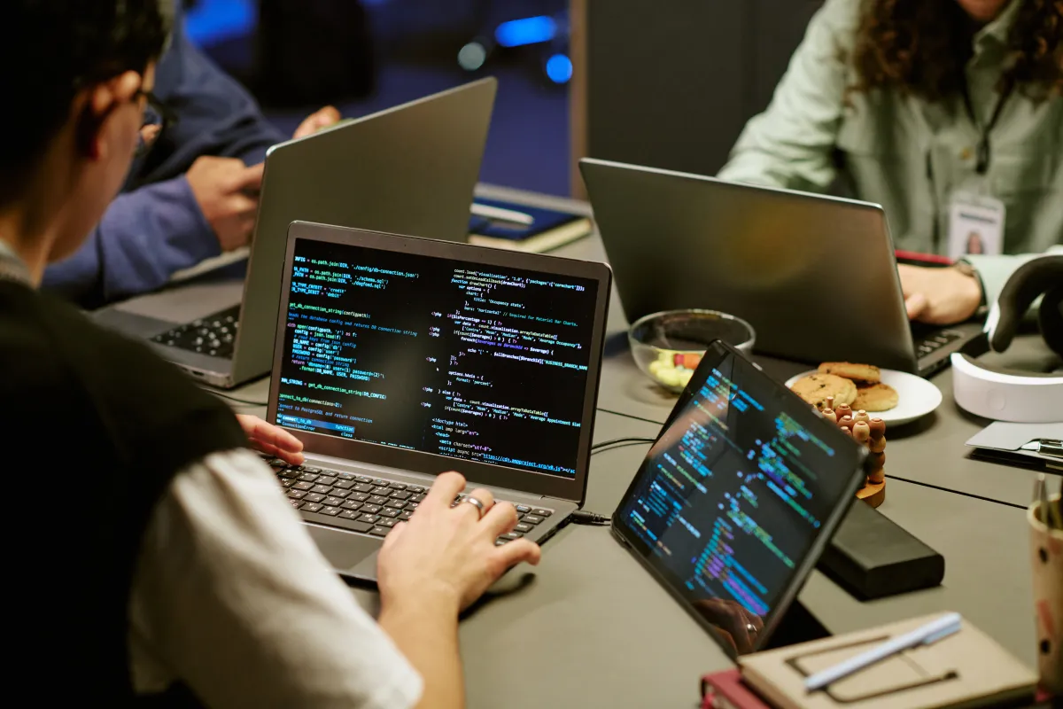 Software-Entwickler arbeiten gemeinsam an Infrastruktur-Projekt