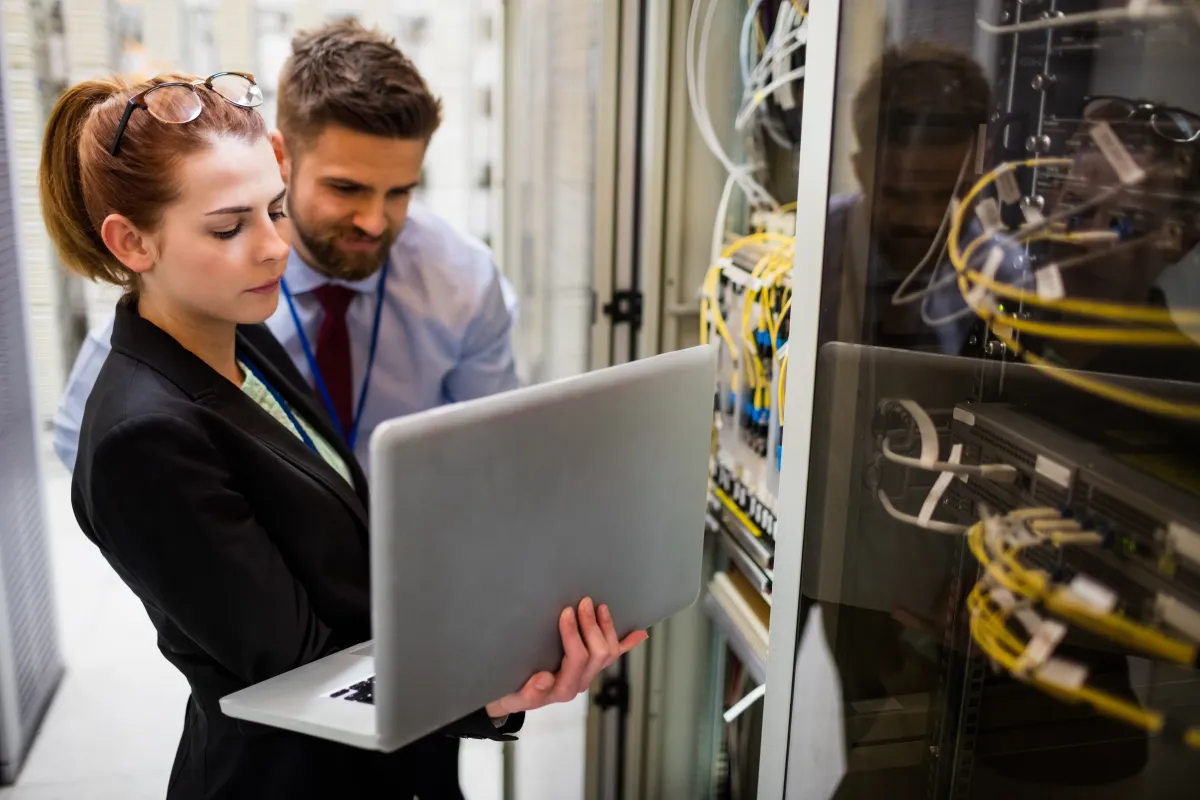 Netzwerk-Techniker arbeiten mit Laptop an Servern