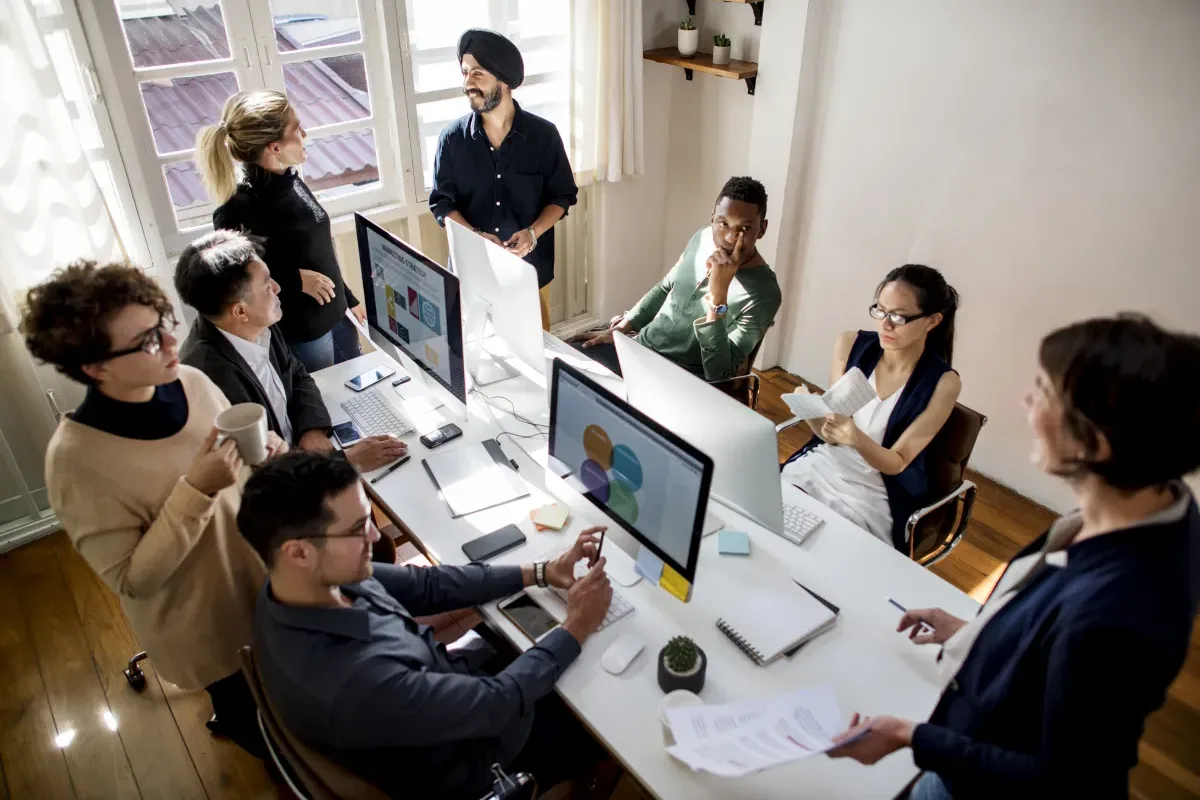 IT-Team arbeitet zusammen im modernen Büro