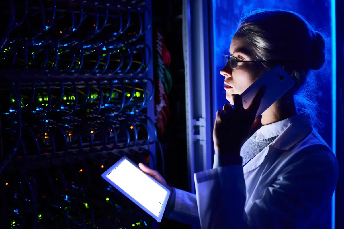 IT-Technikerin arbeitet im Serverraum
