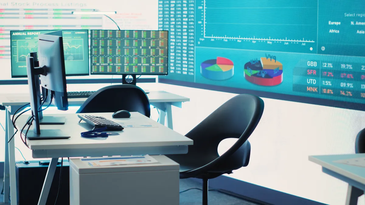 Professioneller IT-Monitoring-Arbeitsplatz mit mehreren Bildschirmen und Datenanalyse